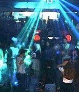 Tại các vũ trường ở quê cũng hội đủ các dancer với các kiểu lắc dai dẳng.