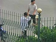 Sau đó gom tiền giao cho một cò nữ.