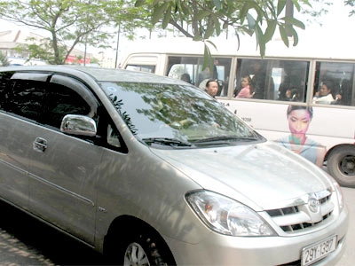 Chiếc xe chở mẹ con Jolie vào ĐSQ Mỹ.