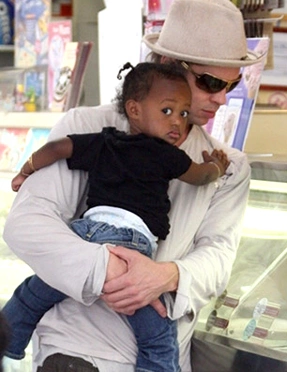 Brad Pitt và con gái Zahara đi mua đồ ăn.