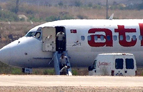 Hành khách chạy khỏi chiếc máy bay bị không tặc.