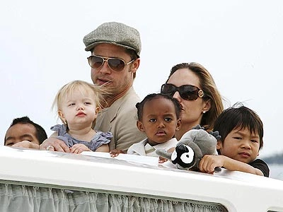 Pax Thiên đã hòa nhập với cả gia đình.