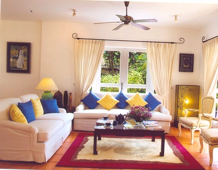 Phòng khách được trang hoàng sang trọng, trang nhã.