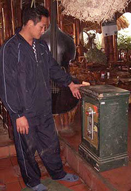Nghĩa và chiếc két tang vật vụ án.