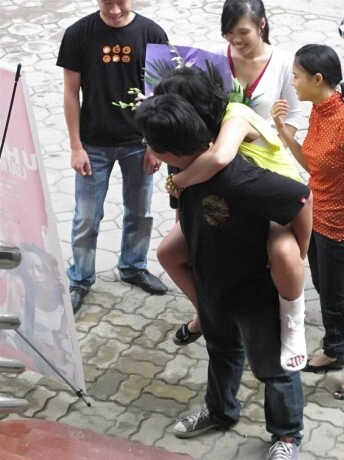 Lưu Hương Giang lúc bị gãy chân.