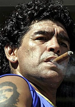 Maradona rất khoái những điếu xì gà Havana. Ảnh: The Sun.