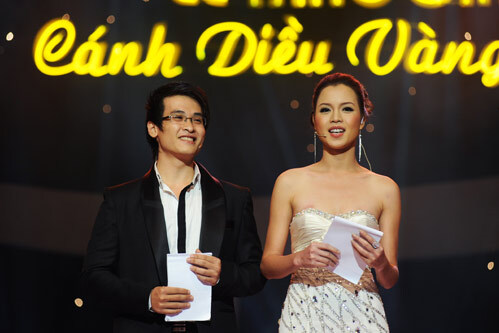 Hai MC, ca sĩ Hà Anh Tuấn và Ngọc Oanh thi thoảng vẫn bị đớt lời. Ảnh: Hoàng Hà.