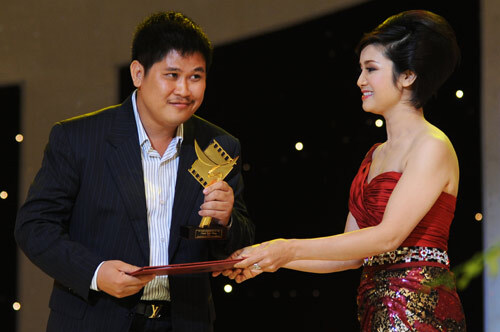 Diễn viên Thu Hà trao giải Nam diễn viên chính xuất sắc cho Dustin Trí Nguyễn. Đạo diễn Phước Sang lên nhận thay. Ảnh: Hoàng Hà.