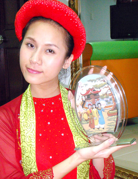 Bức tranh cát, một món quà khá đặc biệt của Việt Nam được Thúy Hạnh và Thái Hà chọn lựa cho phần bán đấu giá quà tặng để làm từ thiện.