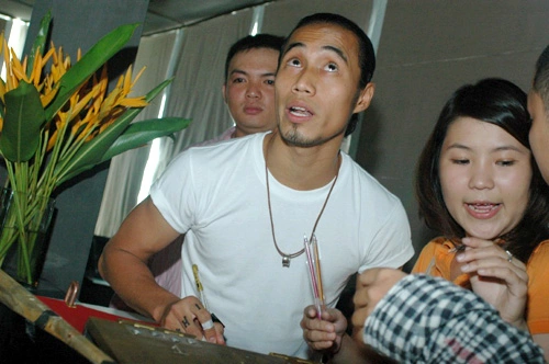 Quý ông hát Rock' Phạm Anh Khoa không biết đang nhìn cái gì trong khi kí tên.