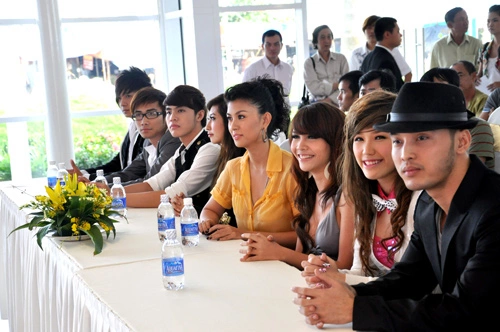 Các ca sĩ trong buổi họp báo.