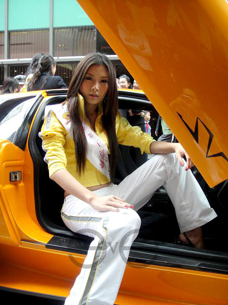 Lan Hương tạo dáng với xe.