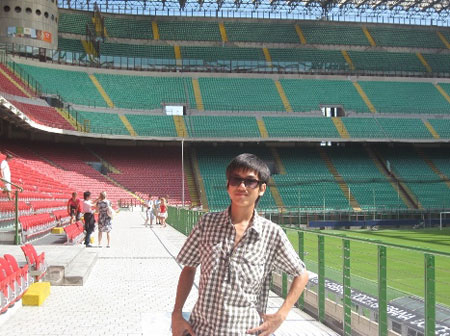 Chụp hình lưu niệm tại sân vận động San Siro của đội bóng AC Milan yêu thích.