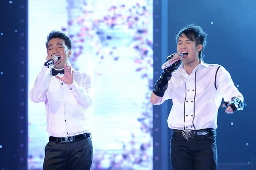 Mr Đàm cùng học trò trình diễn trong liveshow 'Thiên thần trong đêm'. Ảnh: Lỹ Võ Phú Hưng.