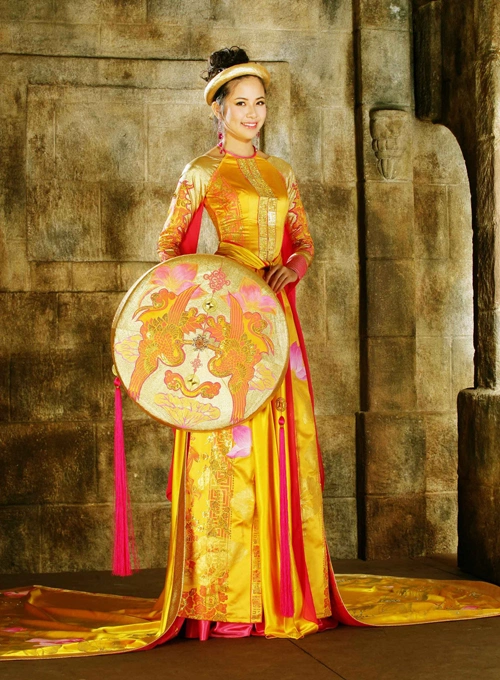 Trang phục truyền thống dự thi Miss World của Kiều Khanh.