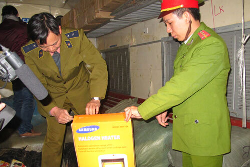 Lực lượng chức năng kiểm đếm số hàng hóa trên các toa tàu.