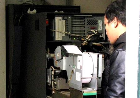 Lực lượng chức năng kiểm tra cây ATM từng bị kẻ gian 'ngó' tới, tại khu vực sân vận động Hàng Đẫy.