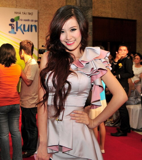 Đông Nhi cũng lọt vào top 5 ca sĩ