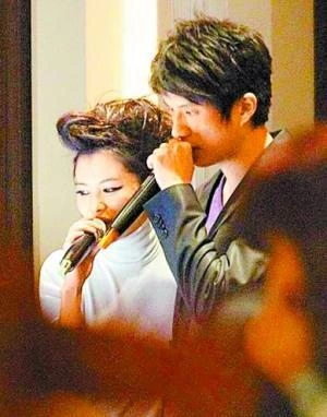 Đôi uyên ương hát song ca và khẳng định 'Chúng tôi là bạn trai và bạn gái của nhau'.