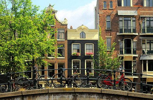 Amsterdam được mệnh danh là Thành phố xanh vì nơi đây mọi người di chuyển chủ yếu bằng xe đạp.