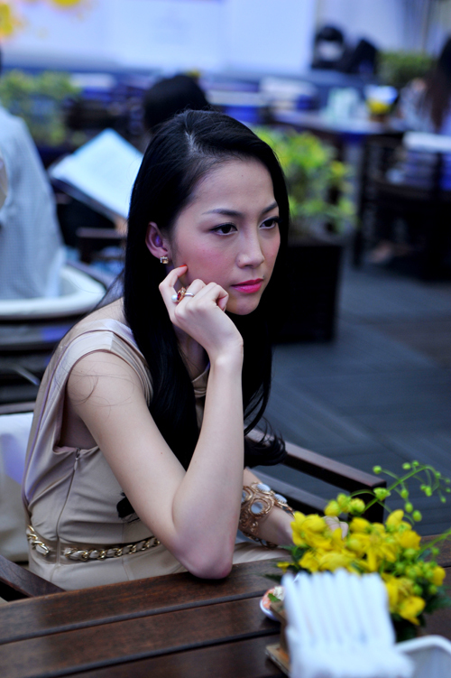 Sự xuất hiện của Linh Nga gây sự chú ý và quan tâm của nhiều người có mặt.