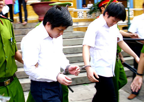Bị cáo Nhân và Sang bị dẫn về trại giam. Ảnh: Tá Lâm.