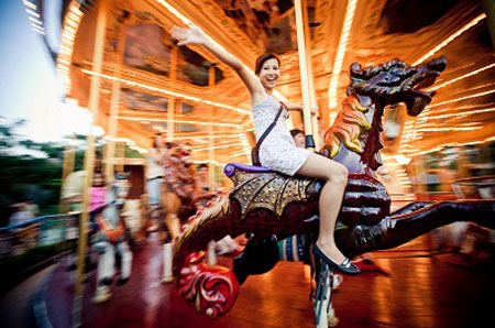 Ở khu trò chơi trong nhà, bạn sẽ được ngược về quá khứ, khám phá lịch sử của con người và thiên nhiên hoang dã trong lòng một ngọn núi giả nhân tạo với cụm chiếu phim 4 chiều. Du khách sẽ có cơ hội gần gũi, vui chơi với những chú khủng long khổng lồ qua hình ảnh phim. Tại đây cũng có khu trò chơi điện tử với các trò chơi thế giới ảo, xe điện đụng, vườn cổ tích...