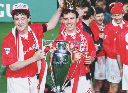 Những ngày tháng vinh quang của cựu danh thủ Bryan Robson (phải) trong màu áo MU.