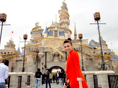 Người đẹp và bạn trai không bỏ qua cơ hội tham quan và khám phá thế giới Disney Land của Hong Kong.