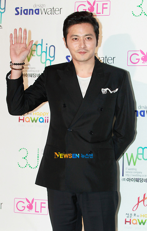 Jang Dong Gun 'trốn vợ' đi dự tiệc.
