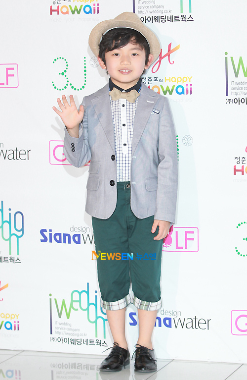 Bé Wang Suk Hyun.