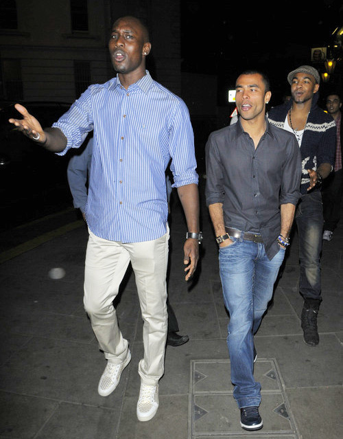 A. Cole và Carlton Cole cùng đi chơi suốt đêm.