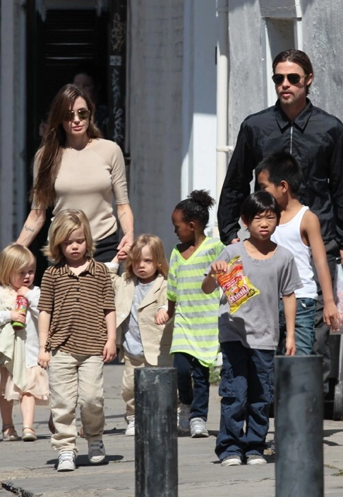 Đại gia đình Jolie-Pitt.