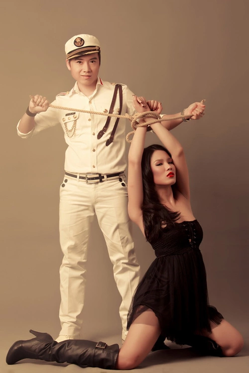 Cặp đôi khá ăn ý khi tung hứng cùng nhau trong các tư thế tạo dáng.