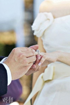 Cặp đôi trao nhau nhẫn cưới.