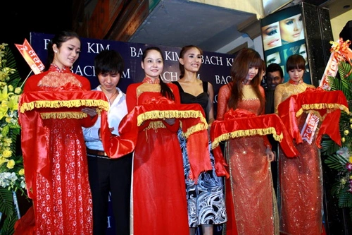Bà chủ Kim Minh hạnh phúc với sự góp mặt của đông đảo bạn bè, người thân. Bên cạnh lĩnh vực đào tạo người mẫu, công ty của cô cũng phát triển lĩnh vực đào tạo chuyên gia trang điểm.