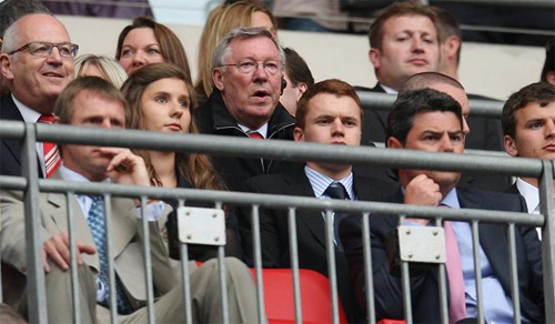 Ferguson bị nghi ngờ là thủ phạm phá hoại bức tường trong phòng thay đồ sân Wembley. Ảnh The Sun.