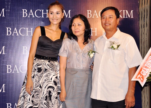 Bố mẹ của Kim Minh cũng xuất hiện để động viên con gái.