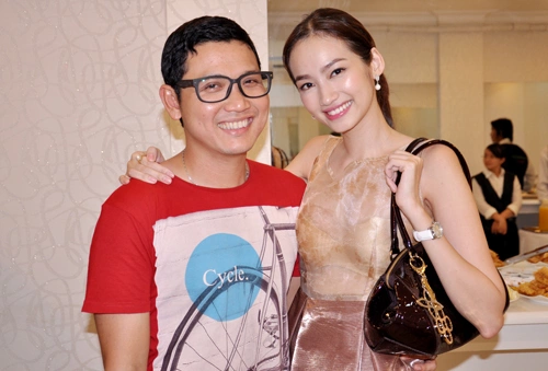Người đẹp chụp ảnh cùng đạo diễn chương trình 'Thời trang và cuộc sống', Võ Văn Trung.