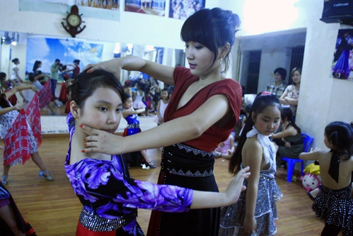 Quỳnh Trang đang hướng dẫn các em vũ đạo.