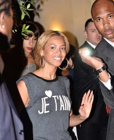Beyonce Knowles với hai hình ảnh khác hẳn nhau khi xuất hiện tại khách sạn Meurice ở Paris, Pháp vào tuần trước.