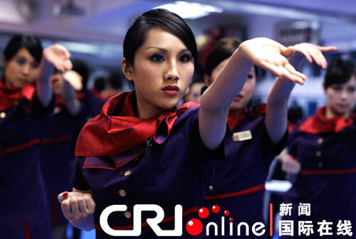 Theo Daily Telegraph, mỗi tuần, các nhân viên của Hong Konh Airlines phải xử lý ba vụ rắc rối trên máy bay do hành khách không chấp hành nội quy.