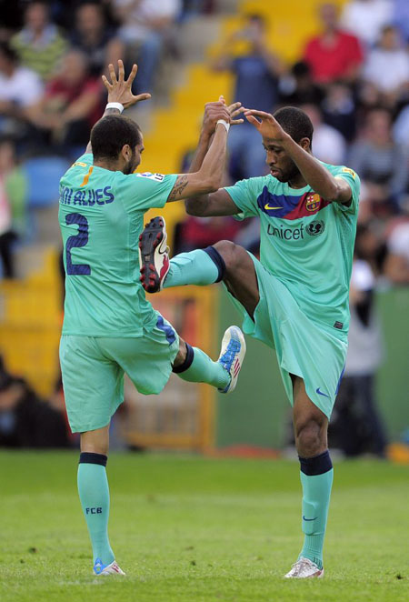 Keita ăn mừng cùng Alves.