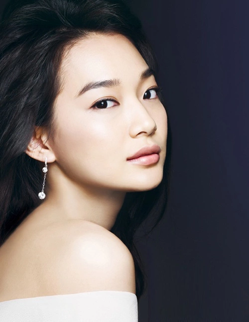 Đứng thứ hai là Shin Min Ah với 25% bầu chọn. Đôi môi cô