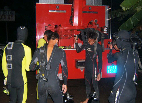 Thợ lặn được huy động tới hiện trường.