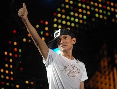 Lưu Đức Hoa là một trong những nghệ sĩ hay gặp 'tai nạn nghề nghiệp'.