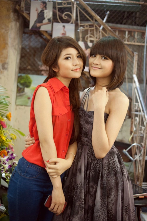 Trong buổi tiệc này, Mai Chi cũng có dịp hội ngộ với Thùy Anh (vai Phan Linh của 10A8).