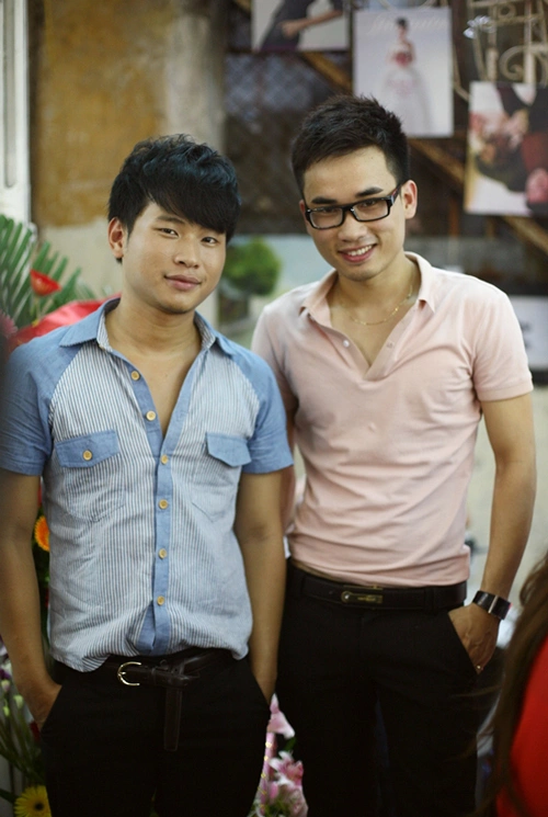 Nhà thiết kế Hà Duy (bìa phải) cũng có mặt để chúc mừng Hoàn Khang.