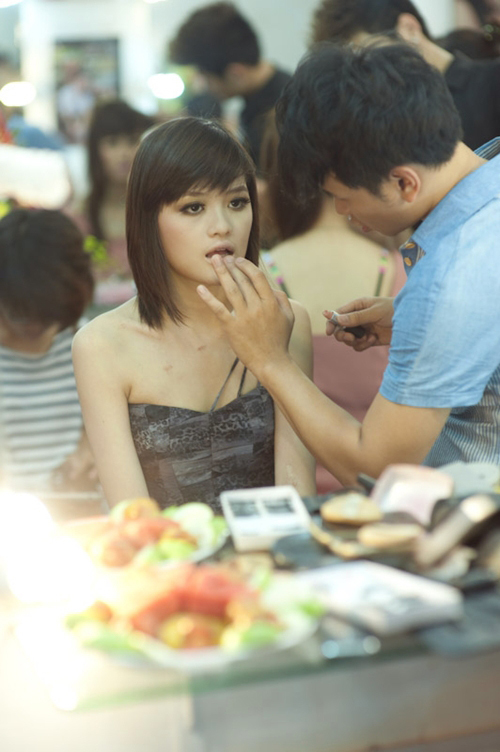 Thùy Anh đang được Hoàn Khang trang điểm.
