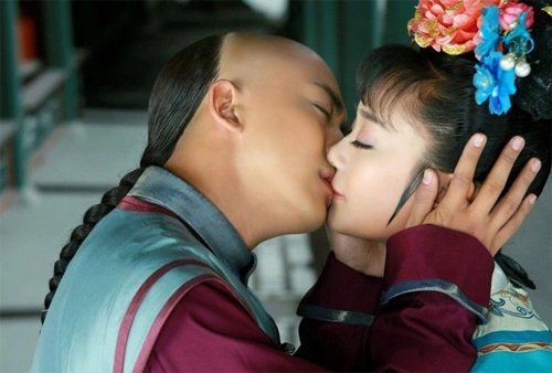 ... trong khi nụ hôn giữa Phúc Nhĩ Khang và Hạ Tử Vy là những nụ hôn đầy đam mê...